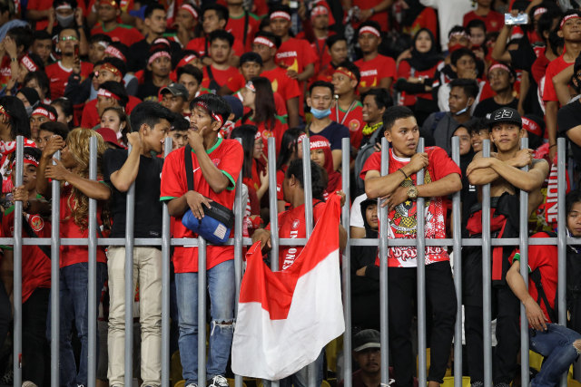 Aksi suporter Indonesia di pertandingan Timnas Indonesia melawan Malaysia di Stadion Bukit Jalil, Malaysia. Foto: Jamal Ramadhan/kumparan