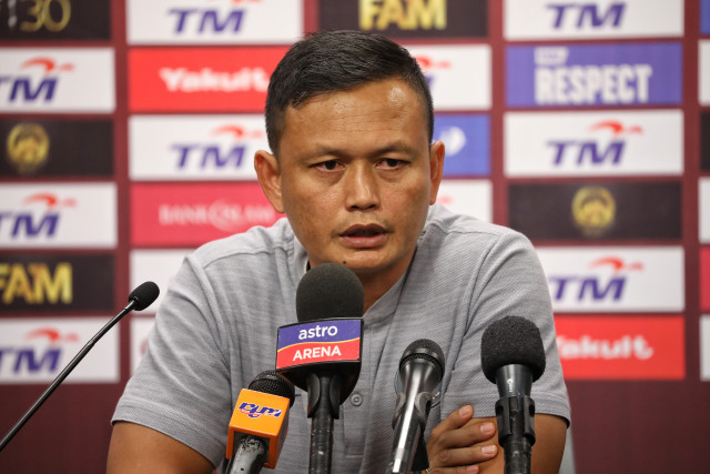 Asisten Pelatih Timnas Indonesia, Yeyen Tumena saat melakukan konfrensi pers usai pertandingan Indonesia melawan Malaysia. Foto: Jamal Ramadhan/kumparan