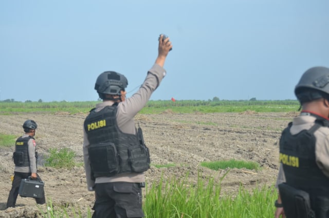 Personel polisi saat memusnahkan dua bom milik jaringan teroris di kebun tebu Desa Klumpang Kebun, Kecamatan Hamparan Perak. Foto : Sumut News