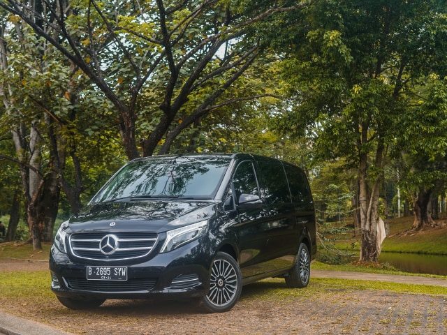 Tampilan depan Mercedes-Benz V260 LWB Foto: Muhammad Ikbal/kumparan