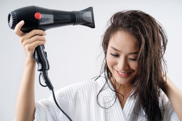 Ilustrasi menggunakan hair dryer Foto: Shutterstock