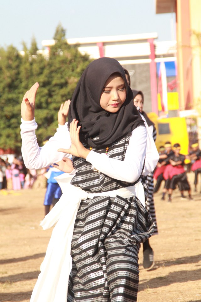 Salah seorang wanita sedang menampilkan tarian teatrikal Pertempuran La Bolontio dan La Timba-timbanga di Stadion Betoambari pada pembukaan FKMAA ke IV. Foto: Rusman/kendarinesia.