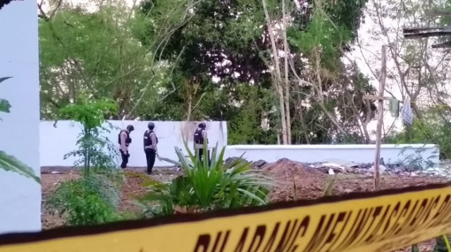 Tim Gegana turun menyisir lokasi terjadinya ledakan di Kejari Parepare, (Makassar Indeks).