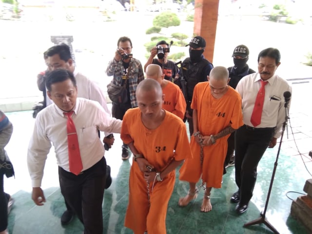 Agus dan Arya, dua kurir narkoba saat dibawa ke Polresta Denpasar, Rabu (20/11 - KAD
