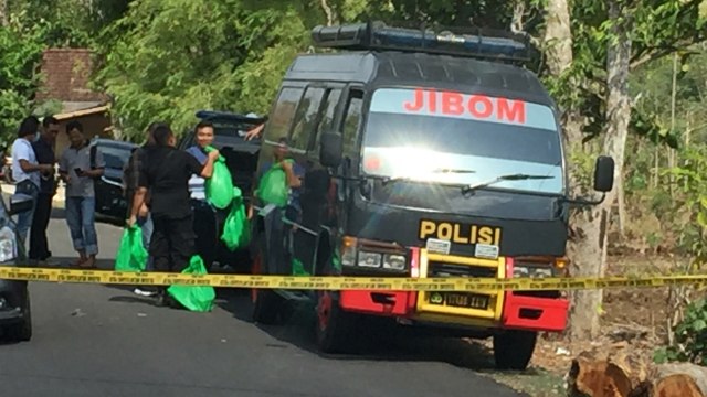 Densus 88 mengamankan bungkusan hijau dari rumah di Dusun Ngunut Tengah, Desa Ngunut, Kecamatan Playen, Gunungkidul, Rabu (20/11).  Foto: Arfiansyah Panji Purnandaru/kumparan