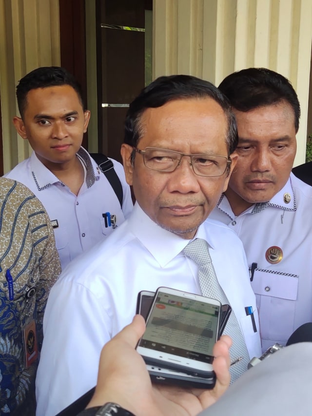 Menkopolhukam Mahfud MD (tengah) di Kemenkopolhukam. Foto:  Aprilandika Pratama/kumparan 