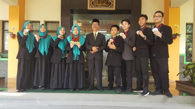 Para siswa yang meraih medali di Amerika Serikat foto bersama Kepala Sekolah MTsN 1 Kota Malang Drs H Samsudin MPd. Foto: tugumalangid