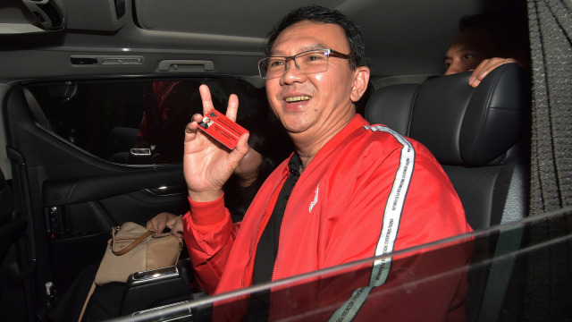 Mantan Gubernur DKI Jakarta, Basuki Tjahaja Purnama menunjukkan kartu keanggotaan PDIP seusai berkunjung ke kantor DPD PDIP Provinsi Bali, Denpasar (8/2/2019). Foto: ANTARA FOTO/Nyoman Hendra Wibowo