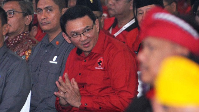 Mantan Gubernur DKI Jakarta yang juga kader PDIP Basuki Tjahaja Purnama (kedua kanan) menyapa peserta lainnya pada pembukaan Kongres V PDIP di Sanur, Bali. Foto: ANTARA FOTO/Nyoman Budhiana