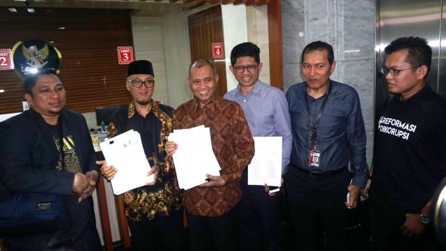 Komisioner KPK Agus Rahardjo, Saut Situmorang, Laode M Syarif dan Mantan Komisioner KPK M. Jasin mengajukan uji materi UU KPK di MK, Jakarta, Rabu (20/11). Foto: Fanny Kusumawardhani/kumparan