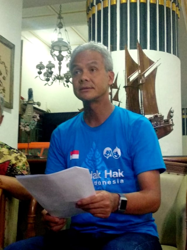 Gubernur Jawa Tengah Ganjar Pranowo menyampaikan penetapan UMK 35 Kota/Kabupaten. Foto: Afiati Tsalitsati/kumparan