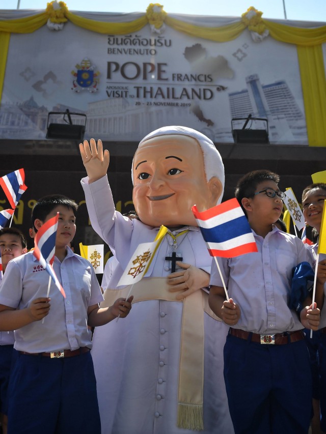 Sejumlah siswa Katolik menunggu kedatangan Paus Fransiskus di Bangkok, Thailand (20/11/2019). Foto: AFP/LILLIAN SUWANRUMPHA