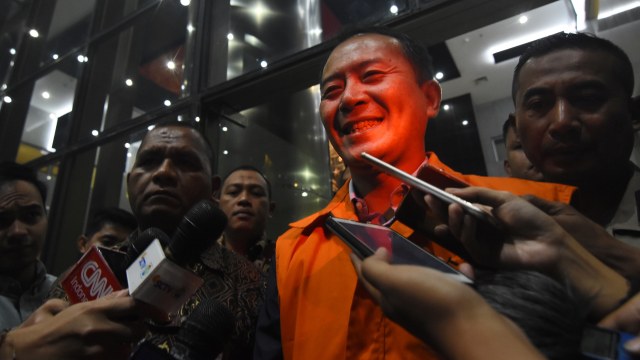 Mantan Presiden Direktur Lippo Cikarang Bartholomeus Toto (kedua kanan) mengenakan rompi tahanan KPK usai menjalani pemeriksaan di Gedung KPK, Jakarta. Foto: ANTARA FOTO/Indrianto Eko Suwarso