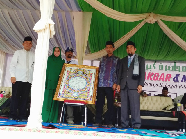 USTAD Abdul Somad (dua kanan). 