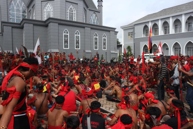 Massa aksi damai bela peladang mulai menyiapkan diri di Balai Kenyalang sebel bertolak ke PN Sintang. Foto: Yusrizal/Hi!Pontianak