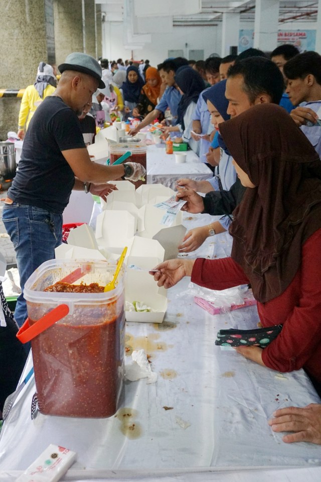 Sejumlah orang mengantre makanan di stan yang disediakan pada Gerakan Makan Ikan Bersama di Gedung Mina Bahari 3, Jakarta, Kamis (21/11/2019). Foto: Nugroho Sejati/kumparan