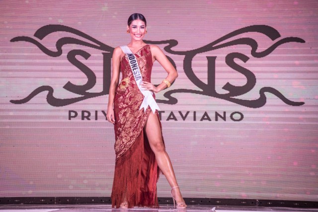 Puteri Indonesia 2019 Frederika Alexis Cull dalam sesi konferensi pers terkait keikutsertaan dirinya di ajang Miss Universe 2019. Foto: ANTARA FOTO/Aprillio Akbar