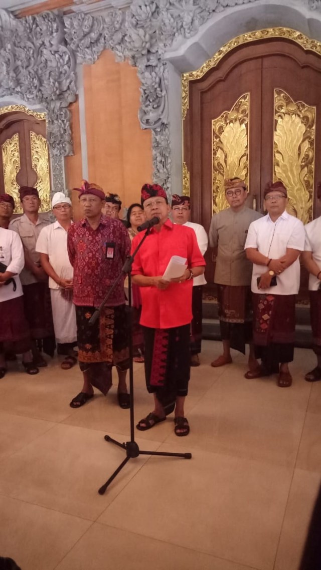I Wayan Koster tengah menyampaikan pendapatnya terkait masuknya nama Bali dalam Fodor's No List 2020 Foto: Denita br Matondang/kumparan