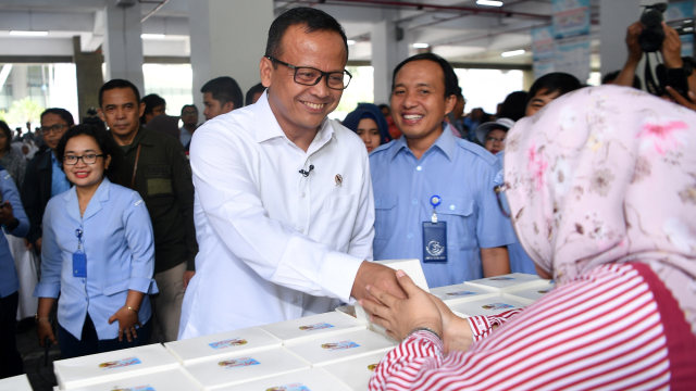 Menteri Kelautan dan Perikanan Edhy Prabowo (tengah) menghadiri acara Makan Ikan Bersama di kantor Kementerian Kelautan dan Perikanan, Jakarta, Kamis (21/11). Foto: ANTARA FOTO/Sigid Kurniawan