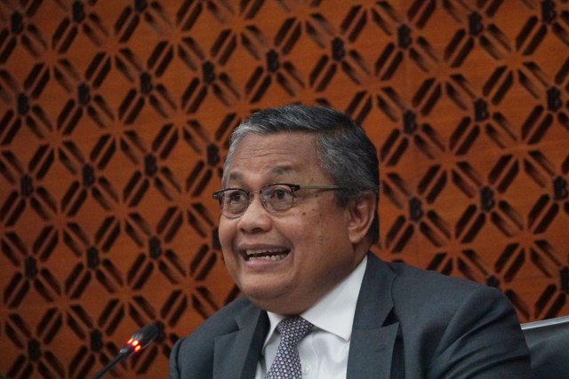 Gubernur Bank Indonesia Perry Warjiyo memberikan keterangan pers di Gedung Bank Indonesia, Jakarta, Kamis (21/11). Foto: Fanny Kusumawardhani/kumparan