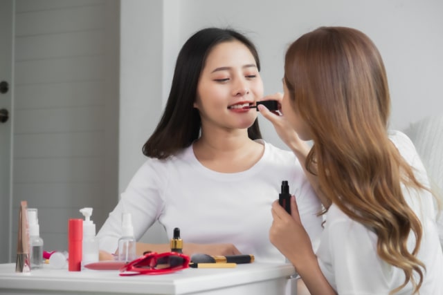 Ilustrasi Memakai Lipstik Foto: Shutterstock/Anon_tae