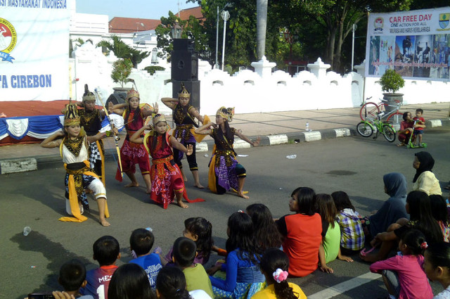 Salah satu kegiatan yang disajikan di areal car free day Jalan Siliwangi, Kota Cirebon. (Foto: dodi-nurdjaja.blogspot.com)