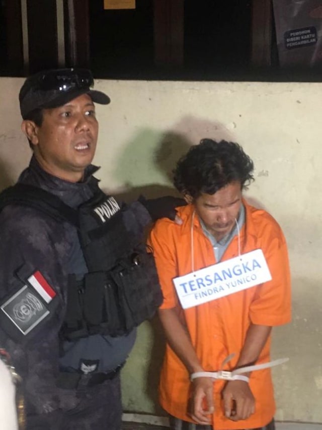 Findra Yunico melakukan rekonstruksi penyiraman air keras di Jakarta Barat, Kamis (21/11). Foto: Fachrul Irwinsyah/kumparan