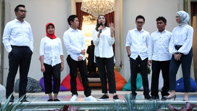 Staf khusus yang baru dari kalangan milenial ketika diperkenalkan di halaman tengah Istana Merdeka Jakarta, Kamis (21/11). Foto: ANTARA FOTO/Wahyu Putro