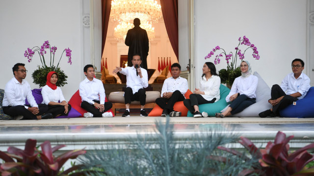 Presiden Joko Widodo bersama staf khusus yang baru dari kalangan milenial ketika diperkenalkan di halaman tengah Istana Merdeka Jakarta, Kamis (21/11). Foto: ANTARA FOTO/Wahyu Putro