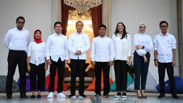 Presiden Joko Widodo bersama staf khusus yang baru dari kalangan milenial ketika diperkenalkan di halaman tengah Istana Merdeka Jakarta, Kamis (21/11).  Foto: ANTARA FOTO/Wahyu Putro