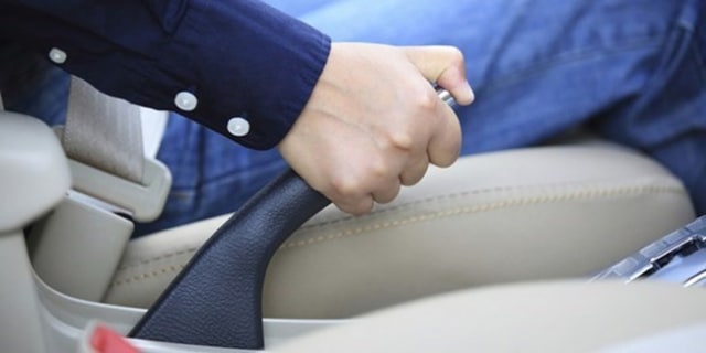 Ilustrasi menggunakan rem tangan pada mobil. Foto: dok Istimewa