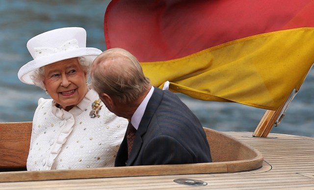 Potret mesra Ratu Elizabeth II dan Pangeran Philip. Foto: Ronny Hartmann / AFP