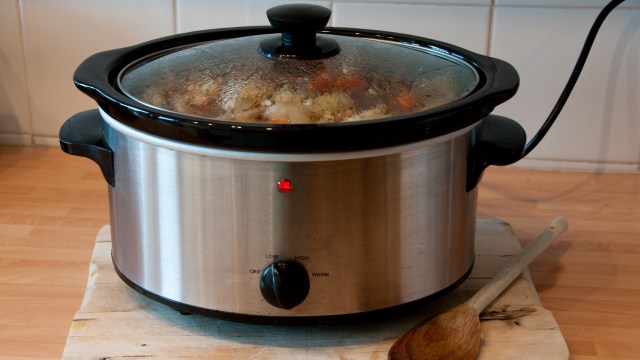 Ilustrasi masak MPASI menggunakan slow cooker. Foto: Shutter Stock