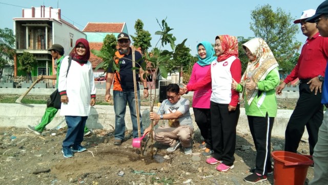 Penanaman pohon di tepi Sungai Sigeleng. (Foto: Yunar Rahmawan)