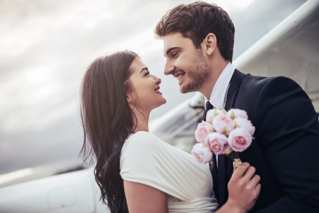 Ilustrasi menikah di pesawat Foto: Shutter Stock