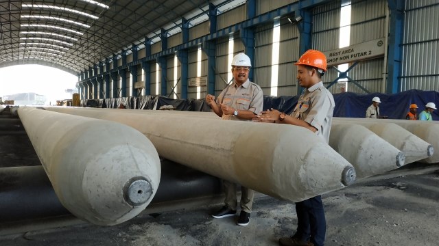 Direktur Pemasaran PT Waskita Beton Precast Tbk (WSBP), Agus Wantoro meninjau pembuatan "spun pile" atau tiang pancang di Plant Prambon PT WSBP, Sidoarjo.  Foto: Dok. WSBP