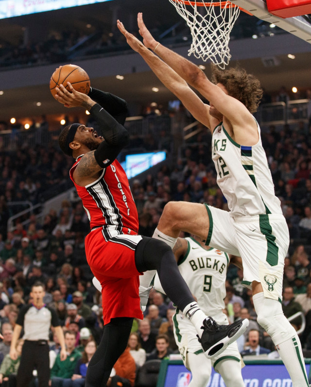 Carmelo Anthony berusaha memasukkan bola ke ring Bucks. Foto: USA Today-Reuters/Jeff Hanisch