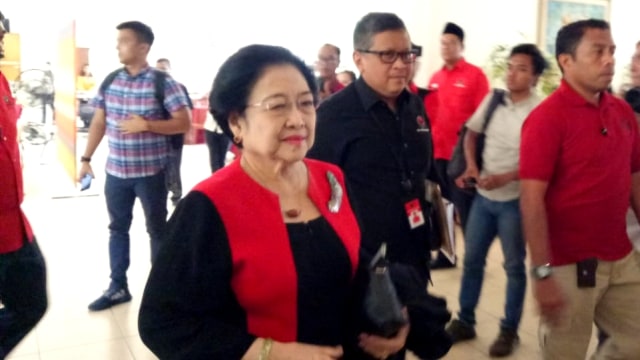 Ketum PDIP Megawati Soekarnoputri tiba di lokasi acara pengarahan sekolah pimpinan legislatif PDIP.  Foto: Aprilandika Pratama/kumparan