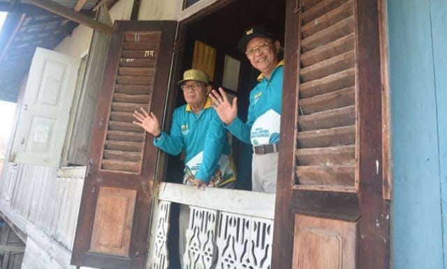 Gubernur Jambi Fachrori Umar dan Bupati Sarolangun Cek Endra saat mengunjungi Rumah Panggung Tua. Foto: Humas Pemprov Jambi