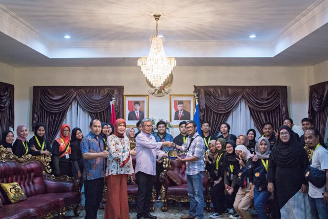 Penyerahan cenderamata. Foto: Dok. Lembaga Bougenville