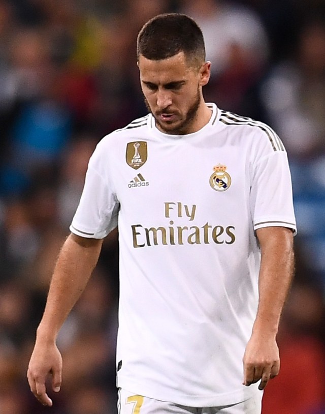 Eden Hazard berjalan gontai di laga melawan Real Betis. Foto: AFP/Oscar del Pozo