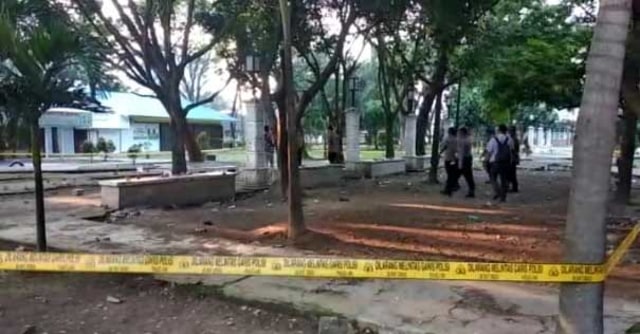 Polisi memasang garis polisi pasca bentrokan antar mahasiswa Nomensen. Foto : SumutNews