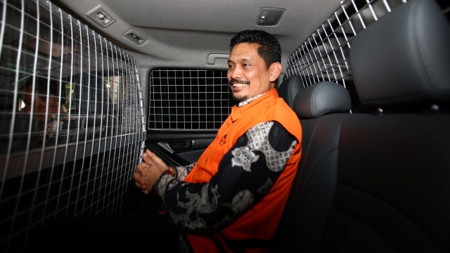 Tersangka mantan Dirut PT Industri Telekomunikasi Indonesia (INTI) (Persero) Darman Mappangara seusai menjalani pemeriksaan KPK, Jumat (22/11). Foto: ANTARA FOTO/Reno Esnir