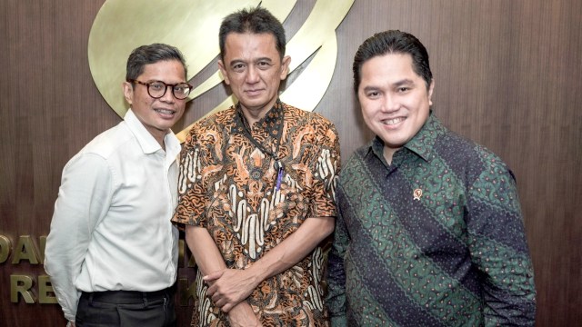 Menteri BUMN Erick Thohir bersama Pahala N Mansury dan Chandra Hamzah di Kementerian BUMN, Jumat (22/11/2019). Foto: Dok Kementerian BUMN
