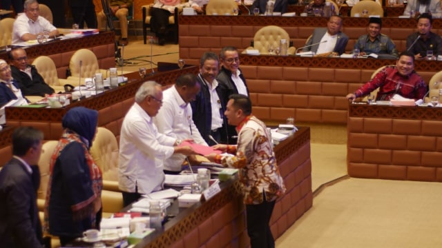 Anggota Komisi V DPR-RI M Rifqinizamy Karsayuda bertemu Menteri PUPR Basuki Hadimuljono. Foto: istimewa
