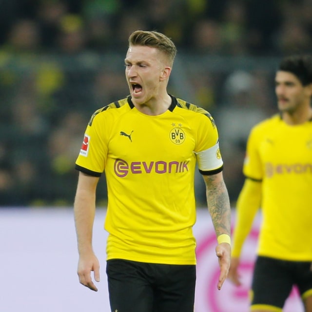 Kapten Dortmund, Marco Reus, mengamuk saat menghadapi SC Paderborn. Foto: REUTERS/Leon Kuegeler