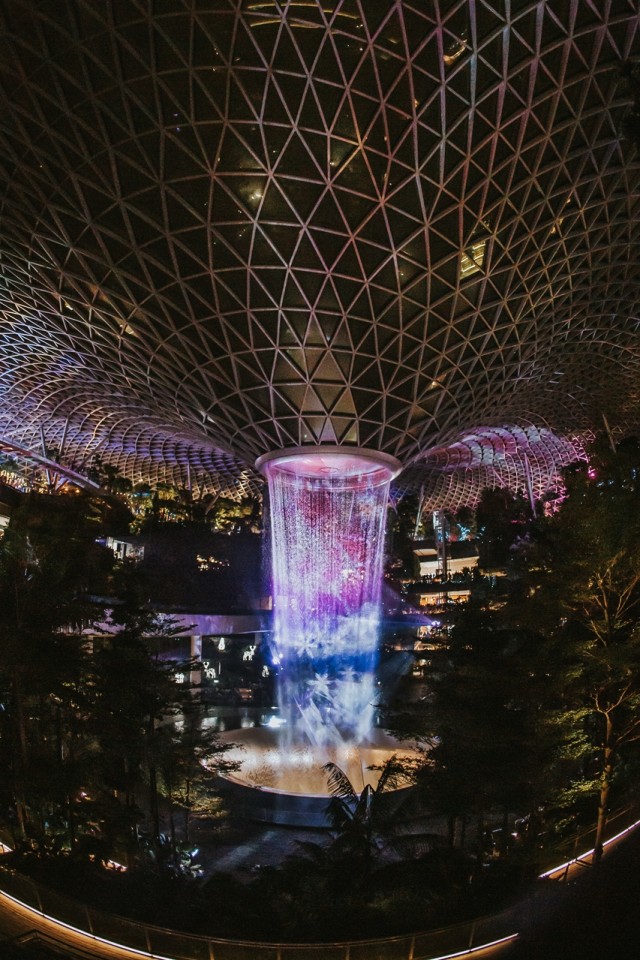 Pertunjukkan Let It Sparkle & Shine di Rain Vortex Foto: Dok. Changi Airport