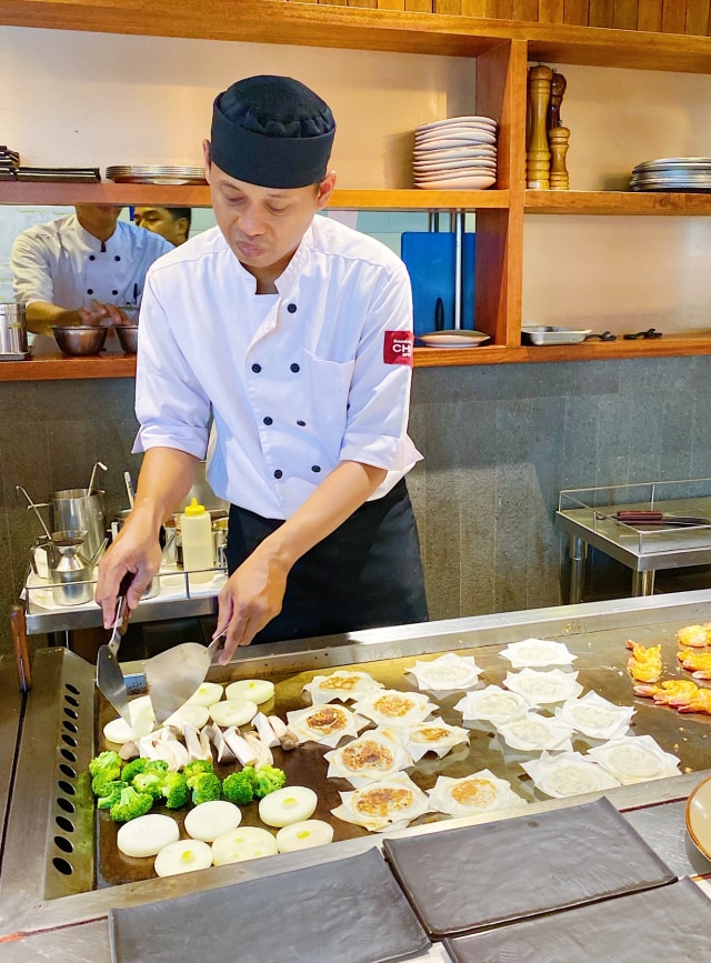Chef di CHIBO sedang memasak. Foto: Toshiko/kumparan