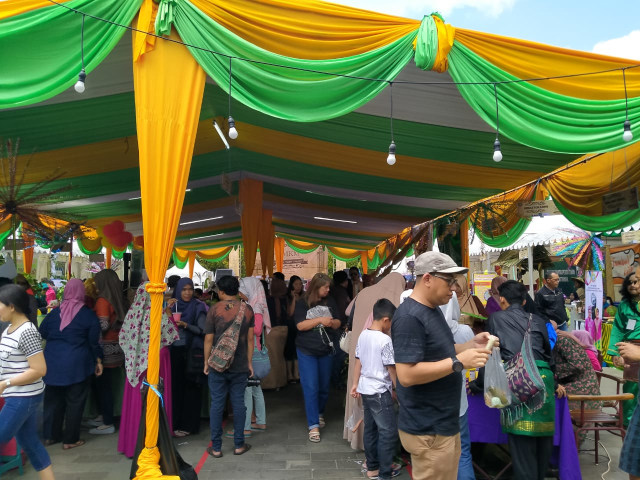 Warga memadati stand yang ada dalam Festival Gebyar UMKM. Foto: Lydia Salsabilla/Hi!Pontianak