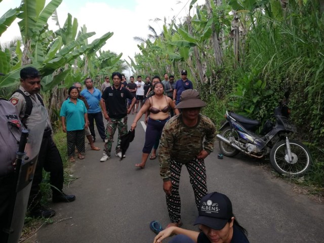Para ibu ikut menghadang eskavator yag akan masuk lahan sengketa di Selasih, Gianyar sebagian dengan membuka bajunya (IST)